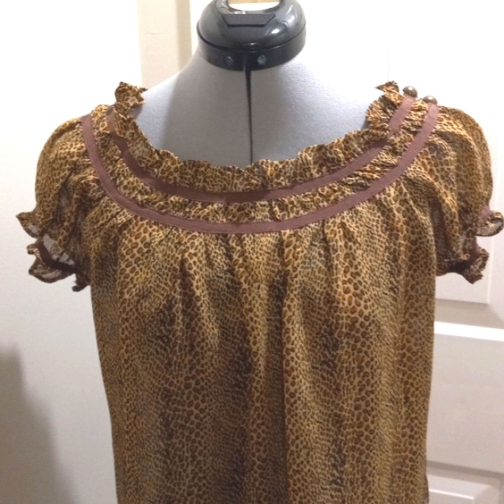 Fucsia Sz med, Animal (Small print) Shear Top W/ puffed sleeves